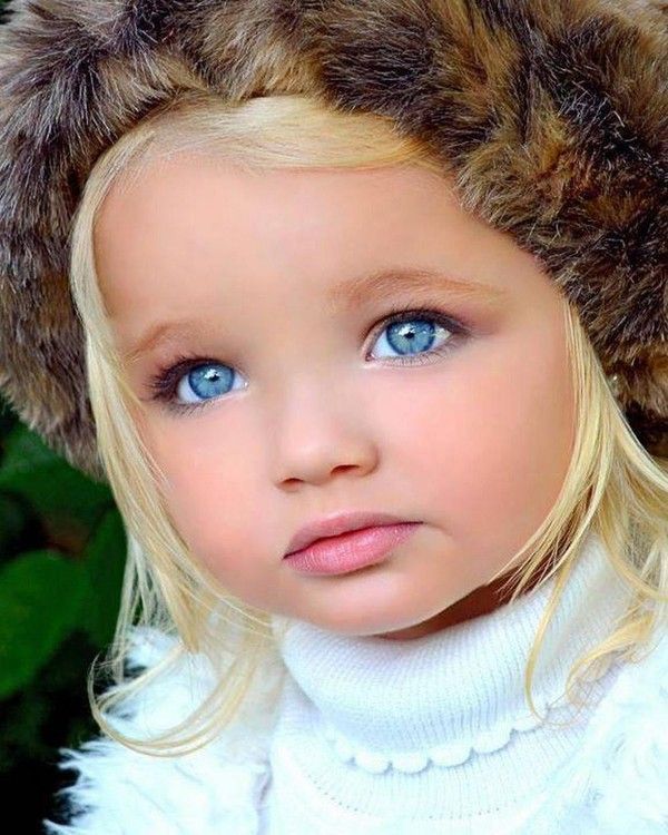 petite fille aux yeux bleus